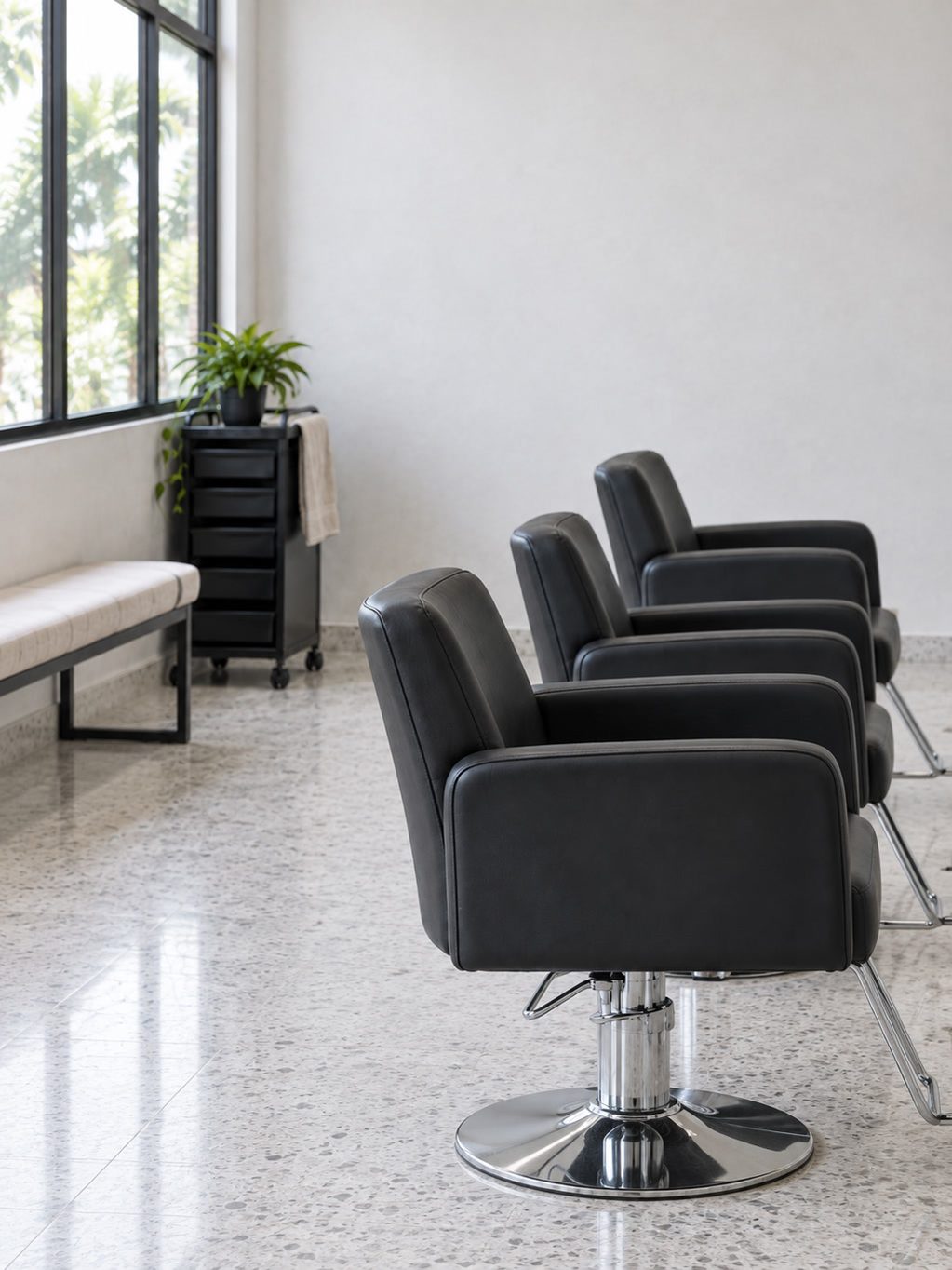 උස ජනේලයකින් එළිය වැටෙන, ivory සහ charcoal salon chair පේළියක් — කිසිවෙක් නැහැ